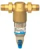 Schutzfilter mit transparentem Gehäuse, zwei Anschlussgewinden, blauer Abdeckung und BWT-Logo. Filterkonstruktion zur Reinigung von Wasserleitungen.
